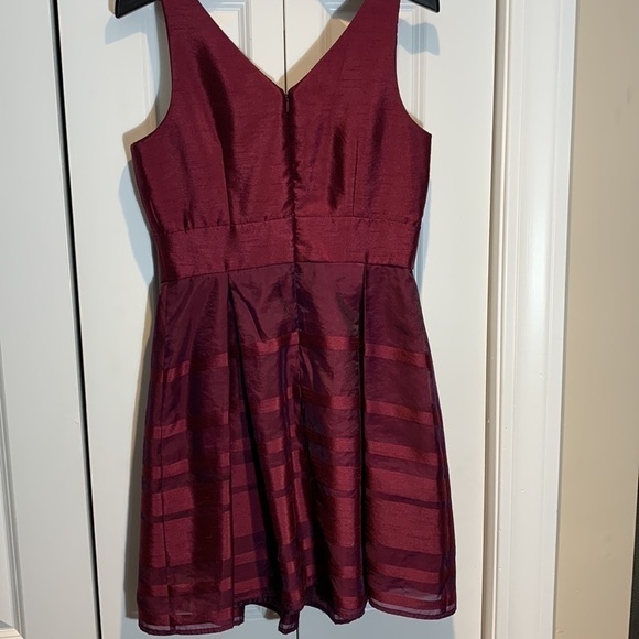 TAYLOR  Fit & Flare Style Dress Size 8 - Picture 4 of 6